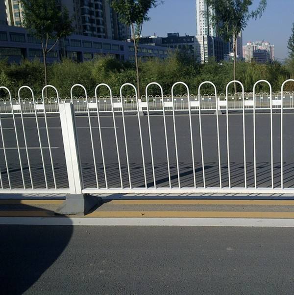 市政路线护栏的利用
