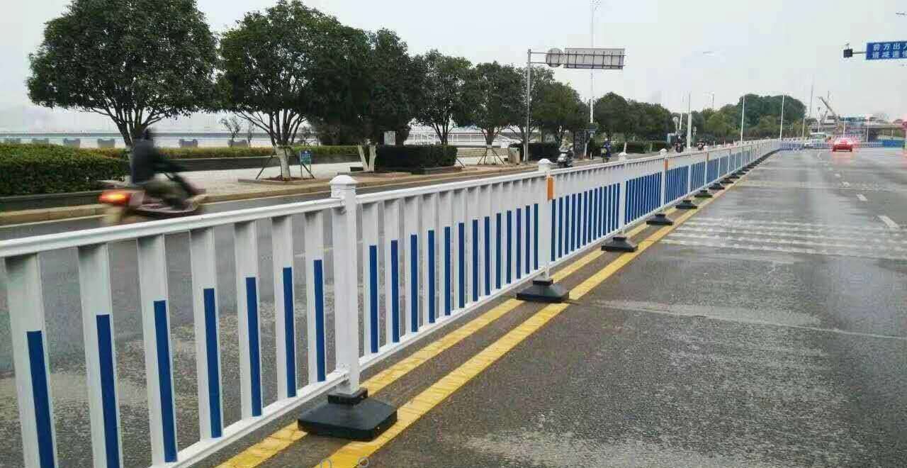 路线护栏隔离尺度