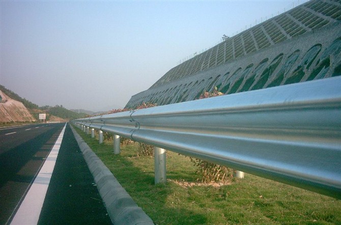 高速公路护栏设计的尺度高度是几多？？