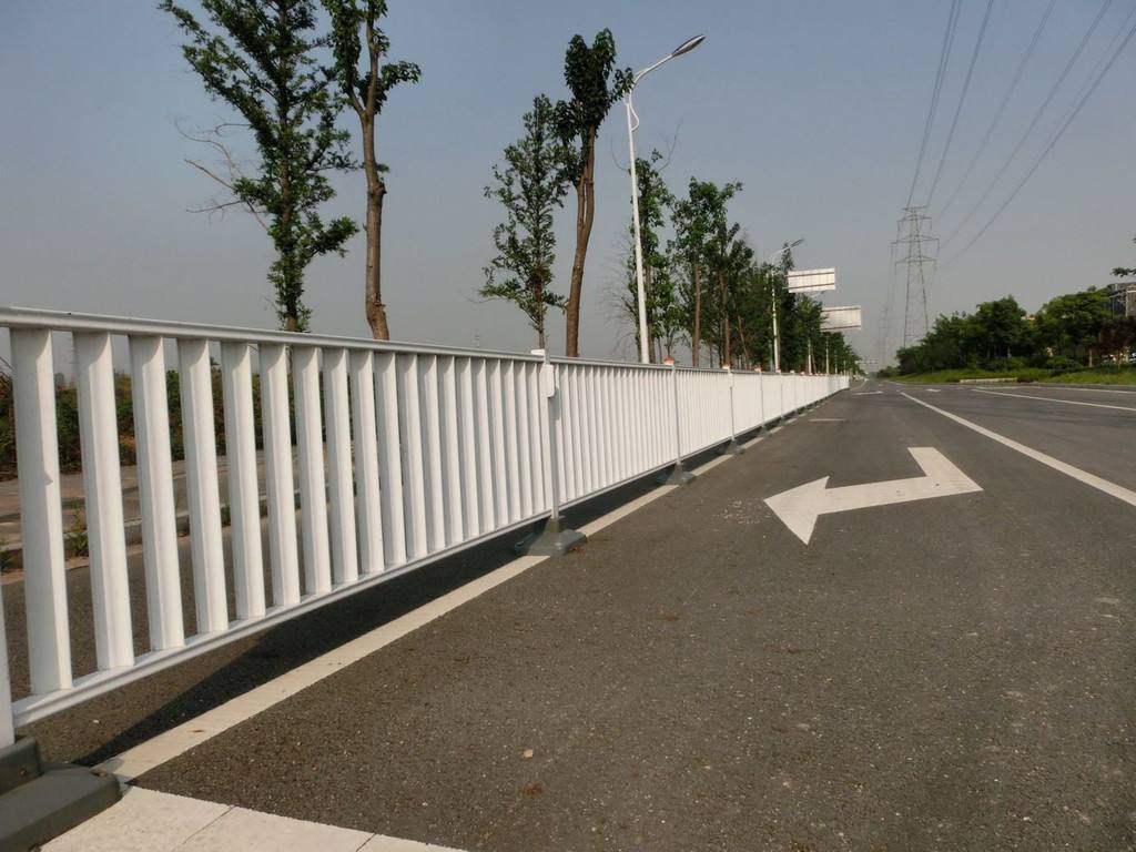 城市路线护栏材质若何选择?